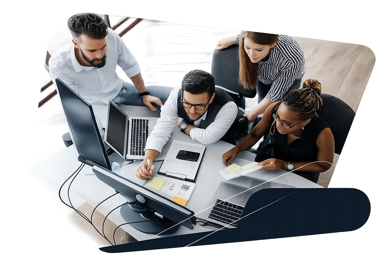 Équipe réunie autour de supports de communication et d’outils numériques